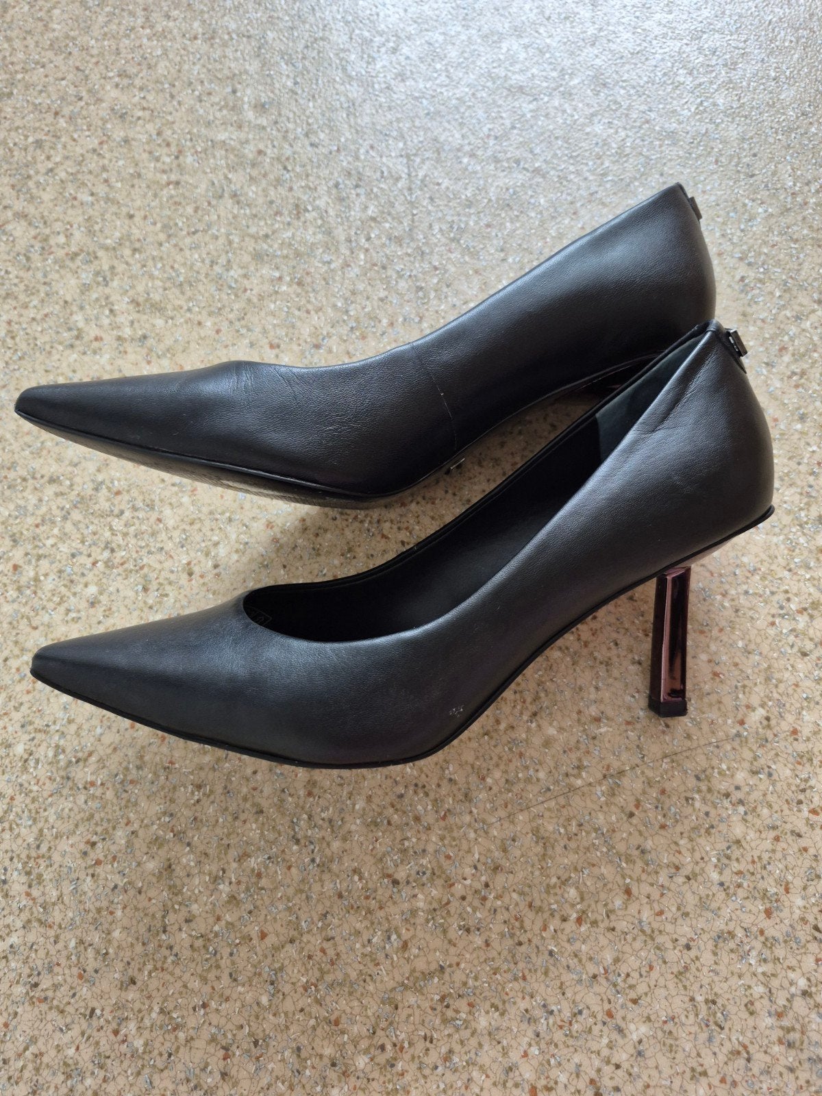 Guess Zwarte Pumps met Hak - Maat 37, Kleding | Dames, Schoenen, Pumps, Guess, Zwart, Ophalen of Verzenden