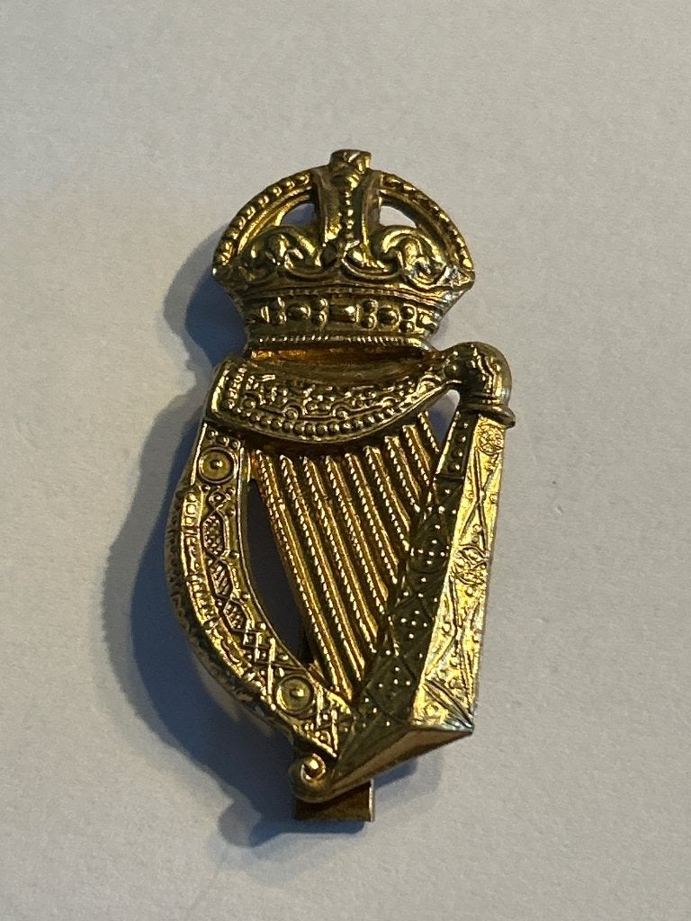Orig. Militaria Cap Badge/Petembleem - Ierse Harp met Kroon, Verzenden, Landmacht, Engeland, Embleem of Badge