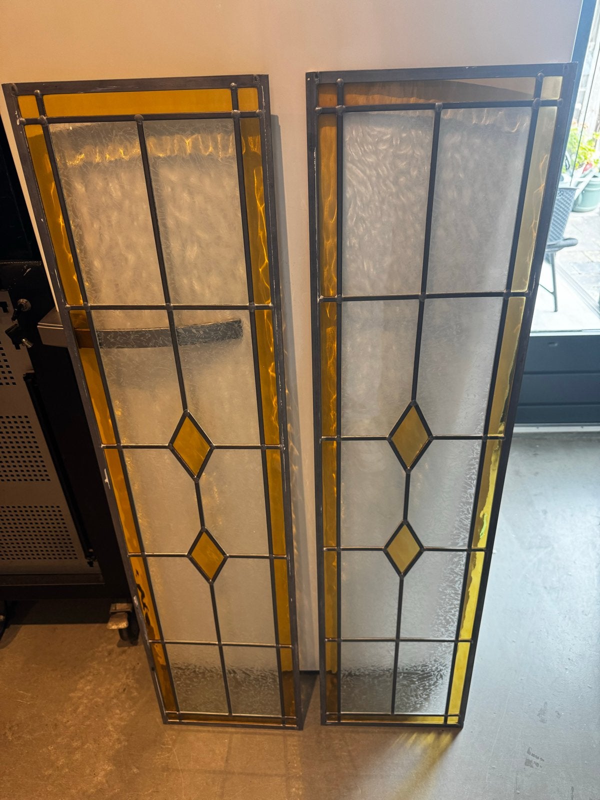 Twee glas in lood ramen - geel en wit, Doe-het-zelf en Verbouw, Glas en Ramen, Ophalen, Gevelraam of Ruit, Gebruikt, Minder dan 80 cm