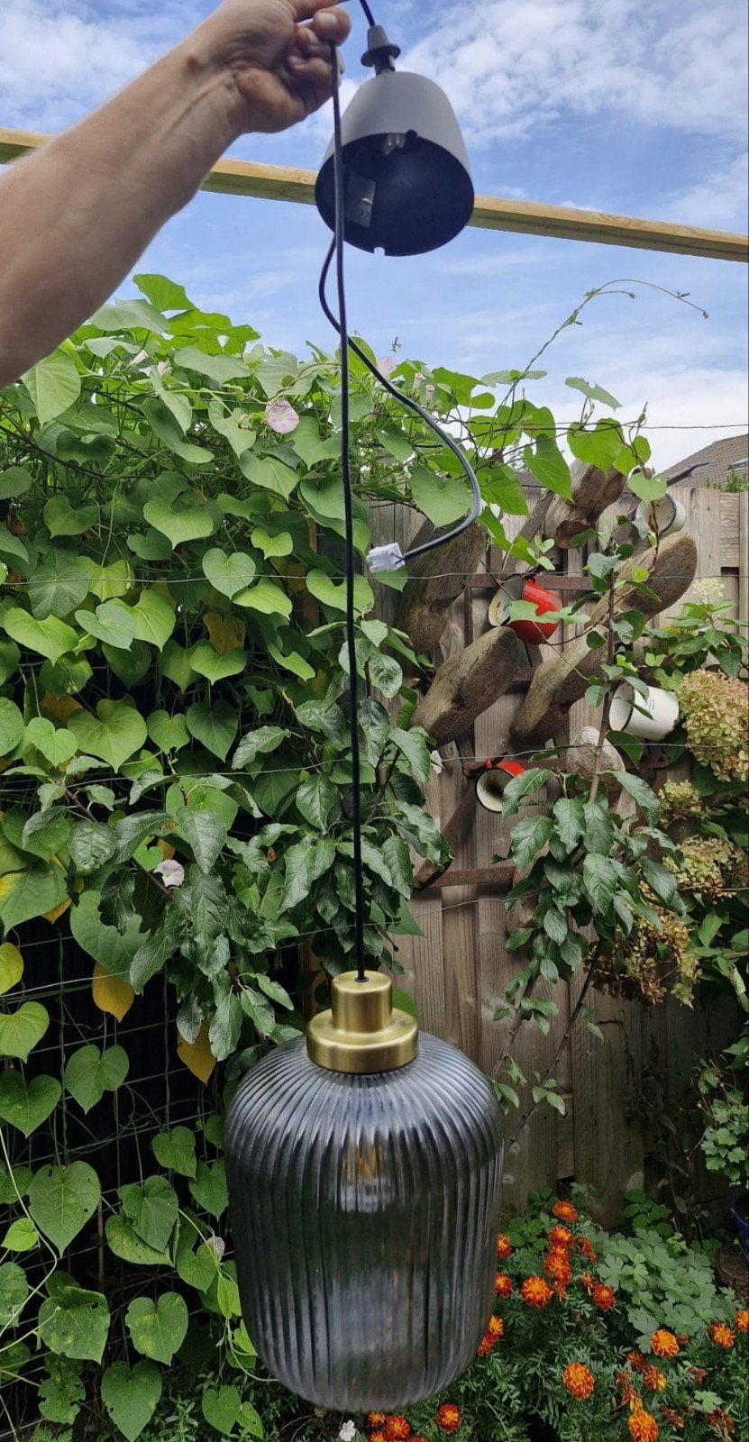 Stijlvolle hanglamp met geribbeld glas en messing accent, Zo goed als nieuw, Glas, Modern, Vintage, Industrieel, E27 (groot)