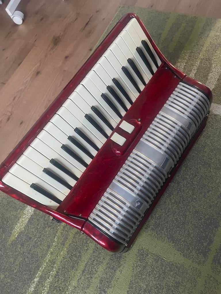 Egistio Bontempi Accordeon - Rood, Gebruikt, Muziek en Instrumenten, Accordeons, Gebruikt, Met riemen, Overige formaten, Toetsaccordeon