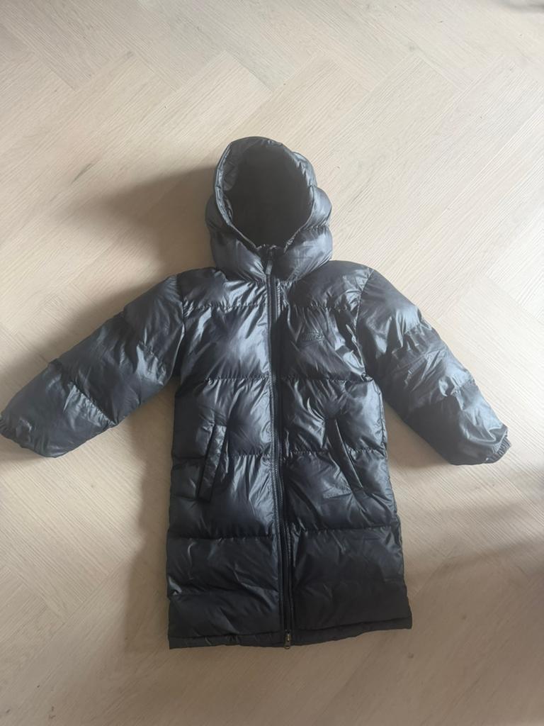 Waterafstotende winterjas van Nike in maat 122/128., Kinderen en Baby's, Kinderkleding | Maat 128, Ophalen of Verzenden, Gebruikt