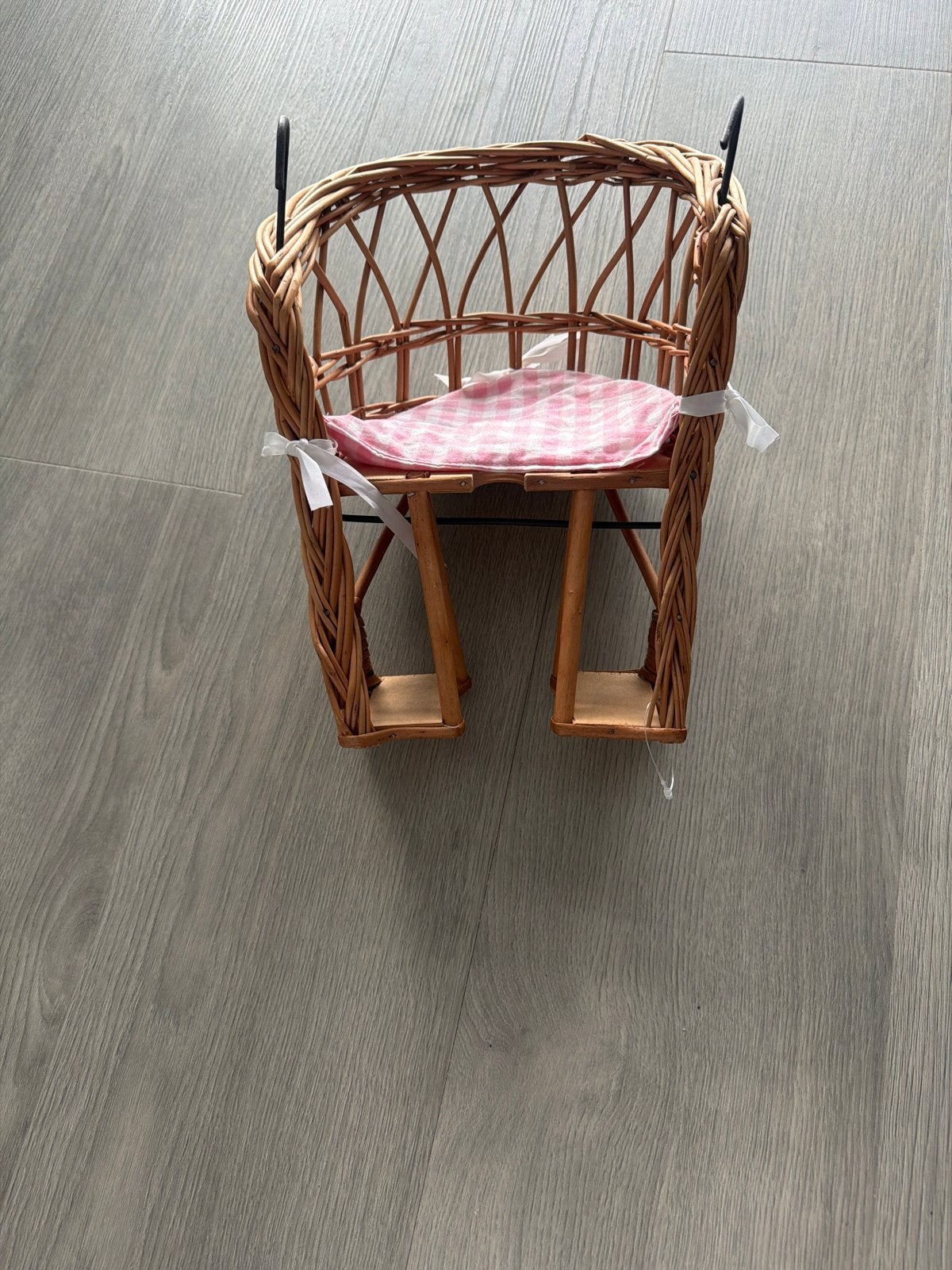 Rotan poppen fietszitje met kussentje, Kinderen en Baby's, Speelgoed | Poppen, Ophalen of Verzenden, Nieuw, Overige typen