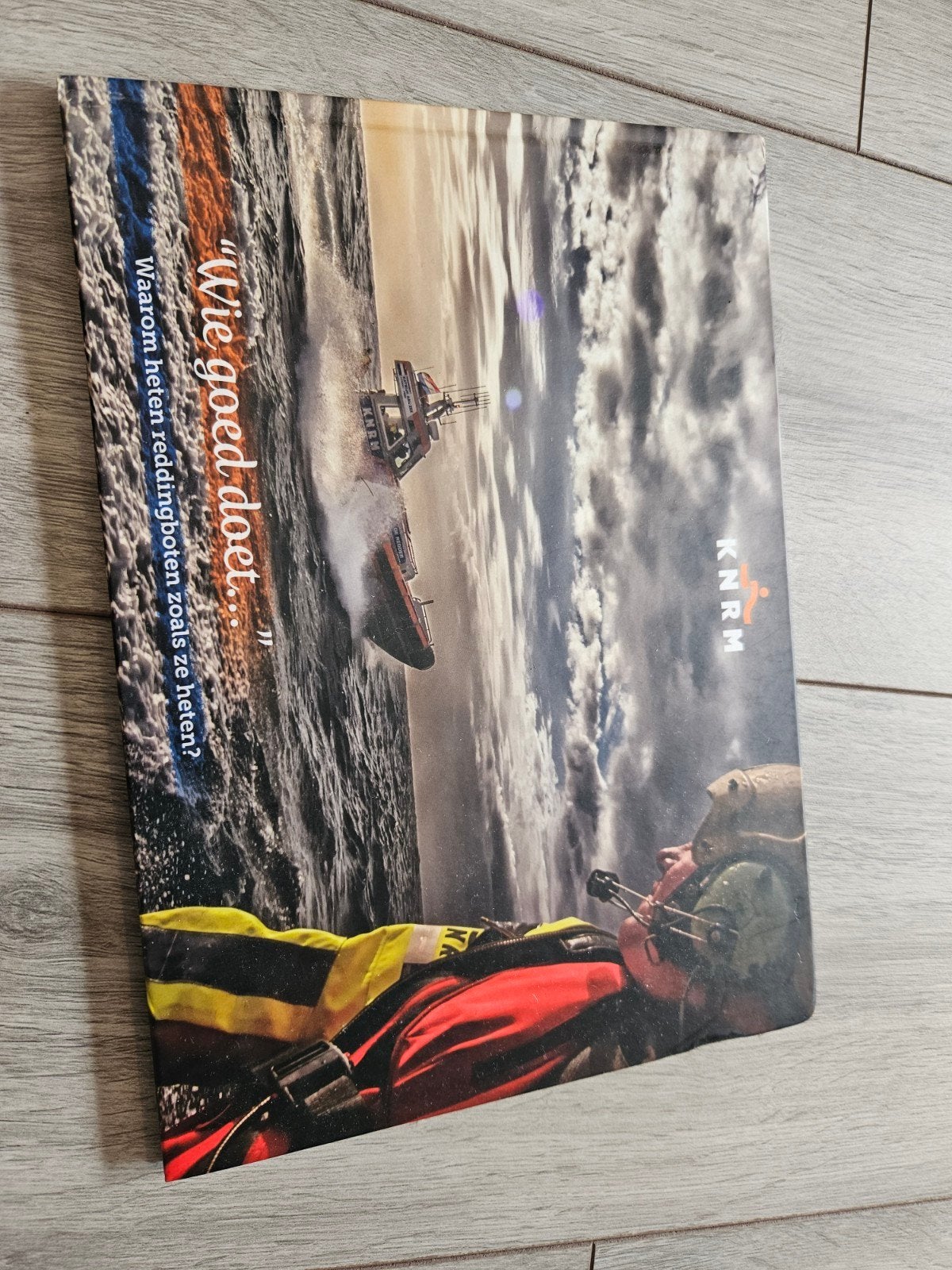 KNRM Boek: "Wie goed doet..." - Reddingboten, Boeken, Ophalen of Verzenden, Zo goed als nieuw, Onbekend, Nederland