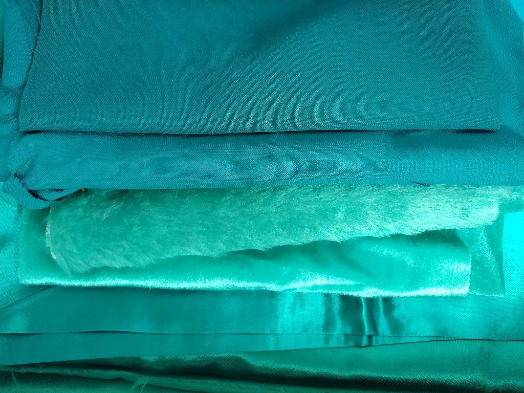 Te koop aangeboden: stof groen carnaval lappen en resten p30, Overige kleuren, 120 cm of meer, Ophalen of Verzenden, Katoen