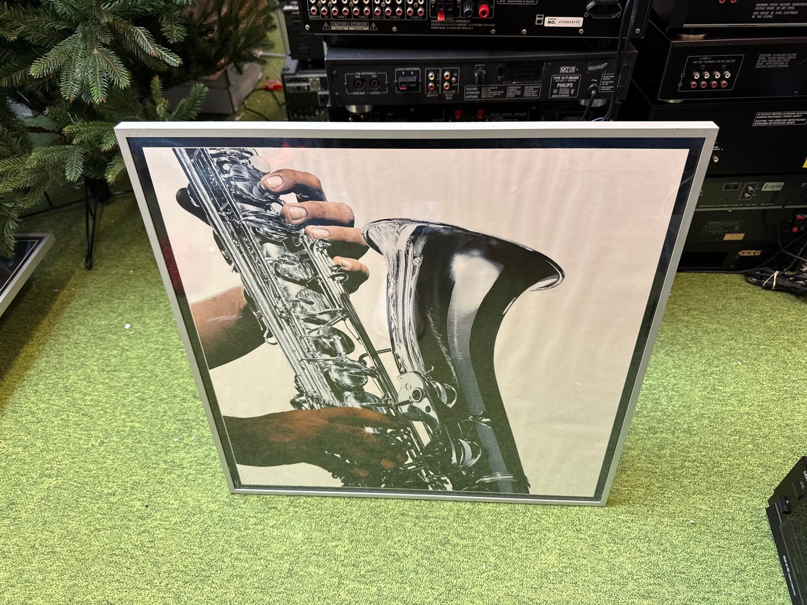 Ingelijste foto van saxofoon,55x55 cm Jan Dekker Productions, Minder dan 50 cm, Gebruikt, Ophalen of Verzenden, Foto of Poster