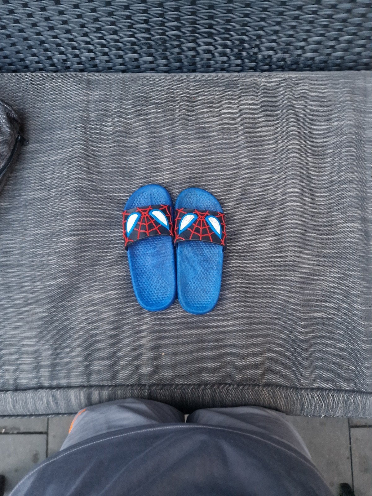 Spiderman slippers, Ophalen