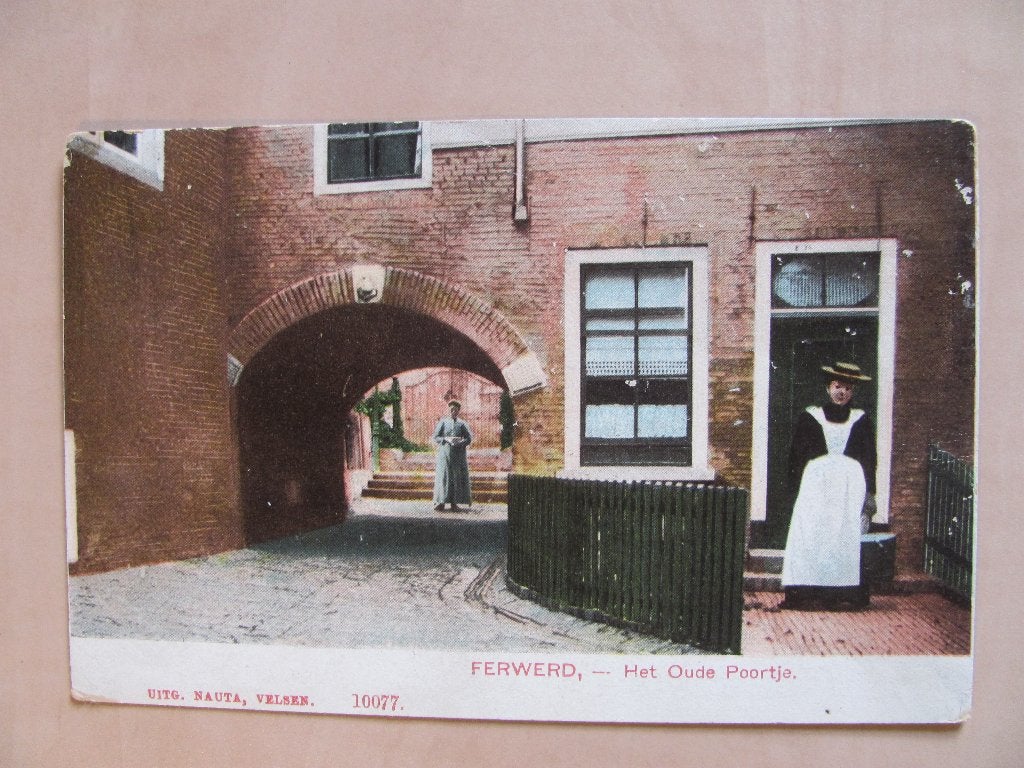 Ferwerd, het oude poortje met dienstmeid en dame, Ophalen of Verzenden, Voor 1920, Friesland