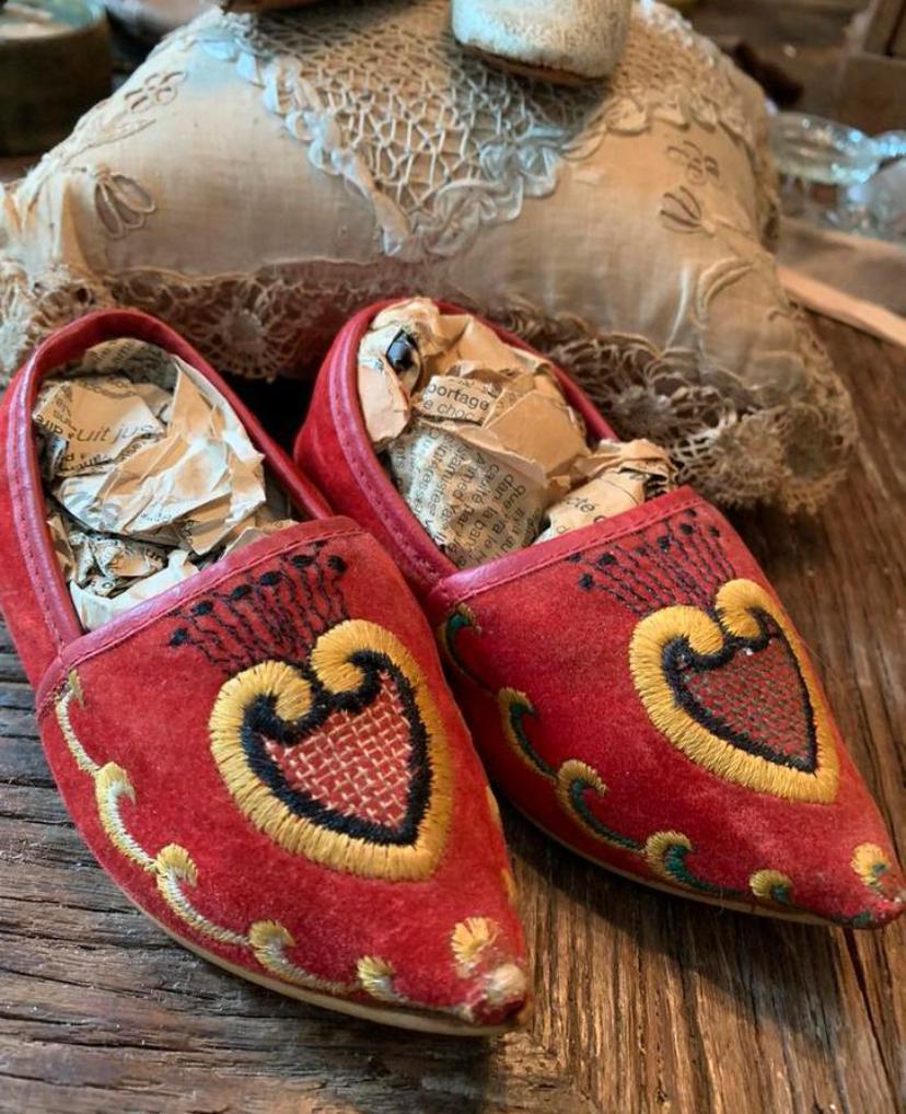 Oude geborduurde poppen/kinder schoentjes, Antiek en Kunst, Ophalen of Verzenden, Kinderen