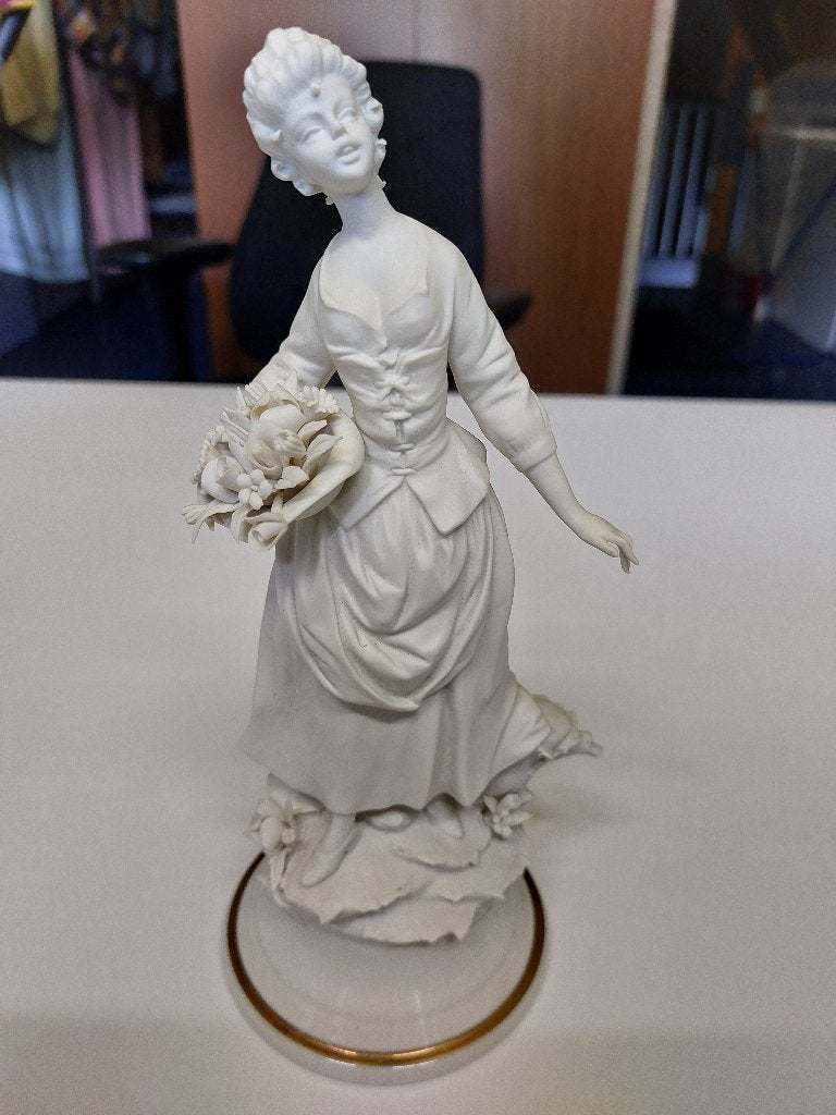 CAPODIMONTE porselein beeldje van meisje, Ophalen, Zo goed als nieuw, Mens