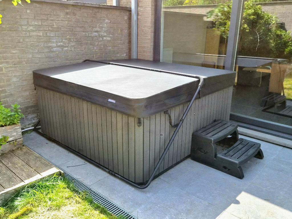 Silverspas 6 Sterker jacuzzi / spa – Zuinig + Garantie, Ophalen, Zo goed als nieuw, Trap, Vast