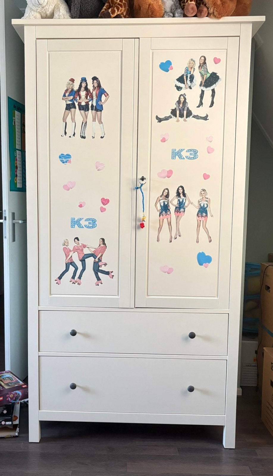 Witte Hemnes kledingkast met K3 stickers, Ophalen, Gebruikt, Kast, 50 tot 70 cm