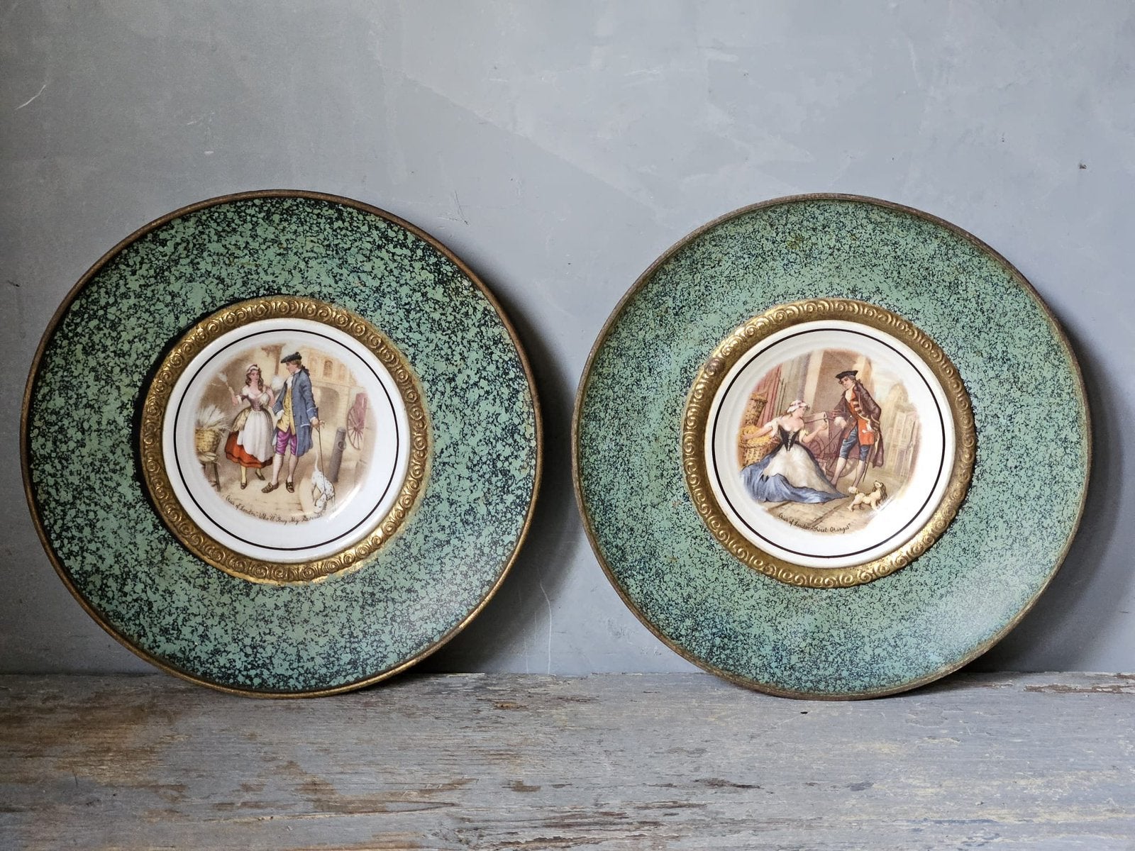2 antieke blik met porselein wandborden, Verzenden