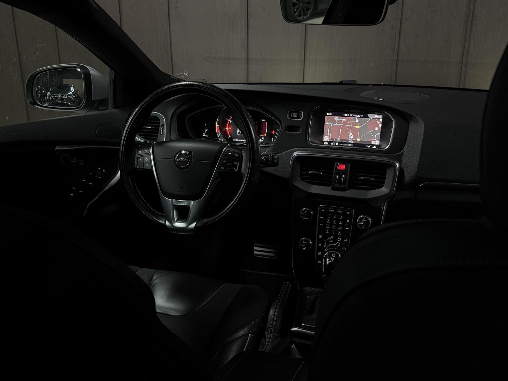 Volvo V40 1.5 T3 R-Design|PANO|KEYLESS|A.CAM|LED|HK|STOELVM, Auto's, Euro 6, 4 cilinders, Origineel Nederlands, Bedrijf