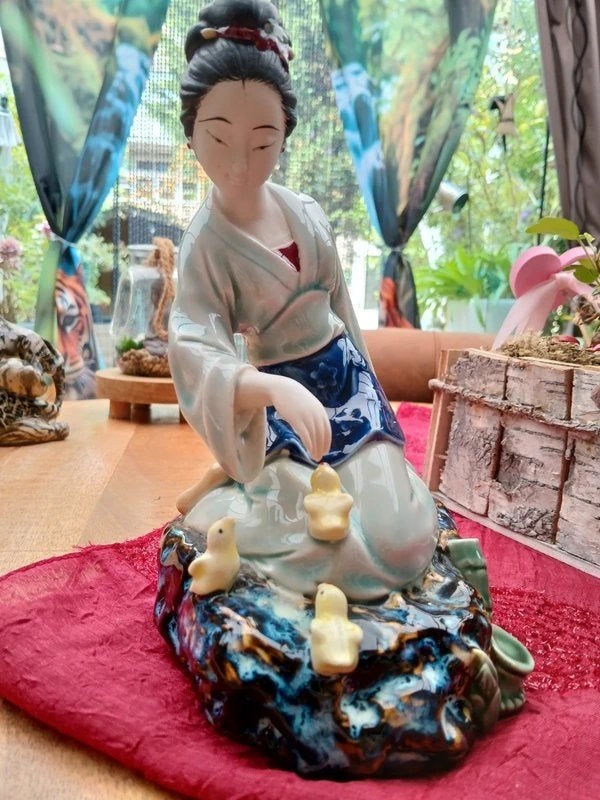 Vintage Chinees Japans Porseleinen Beeldje Knielende Geisha, Ophalen of Verzenden, Zo goed als nieuw, Mens