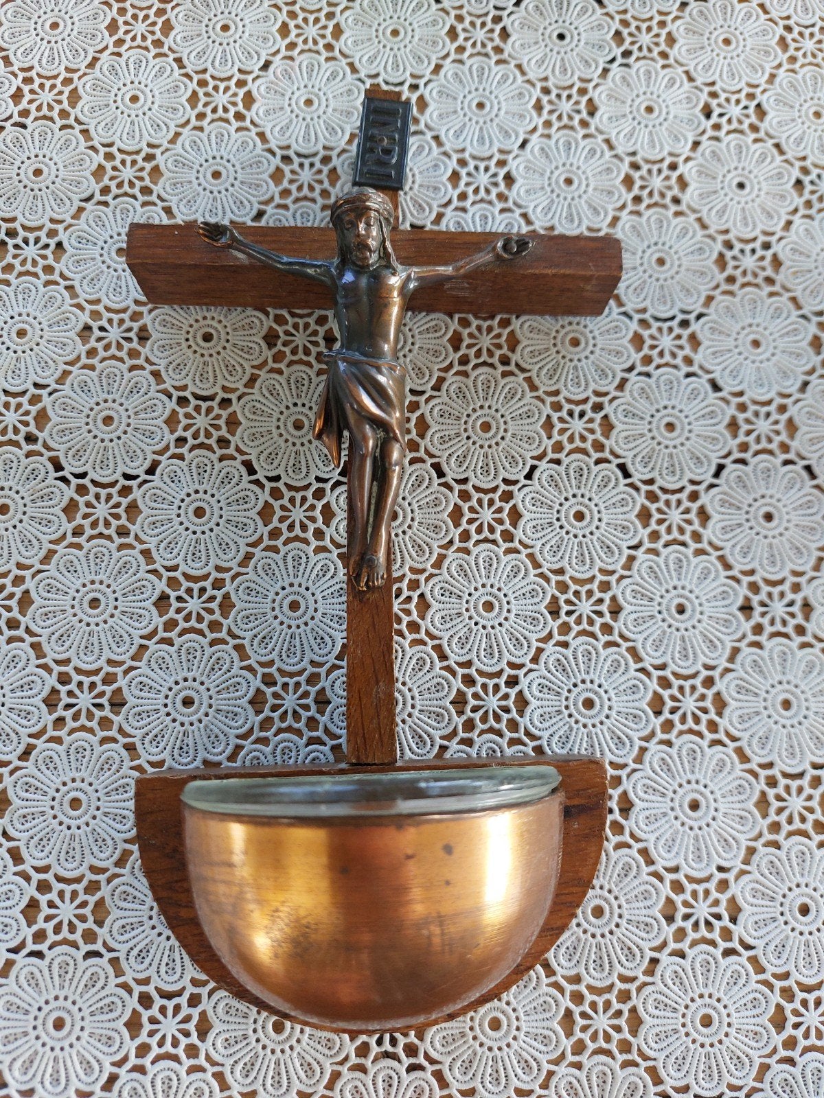 wijwaterbakje met Jesus aan het kruis, Ophalen of Verzenden