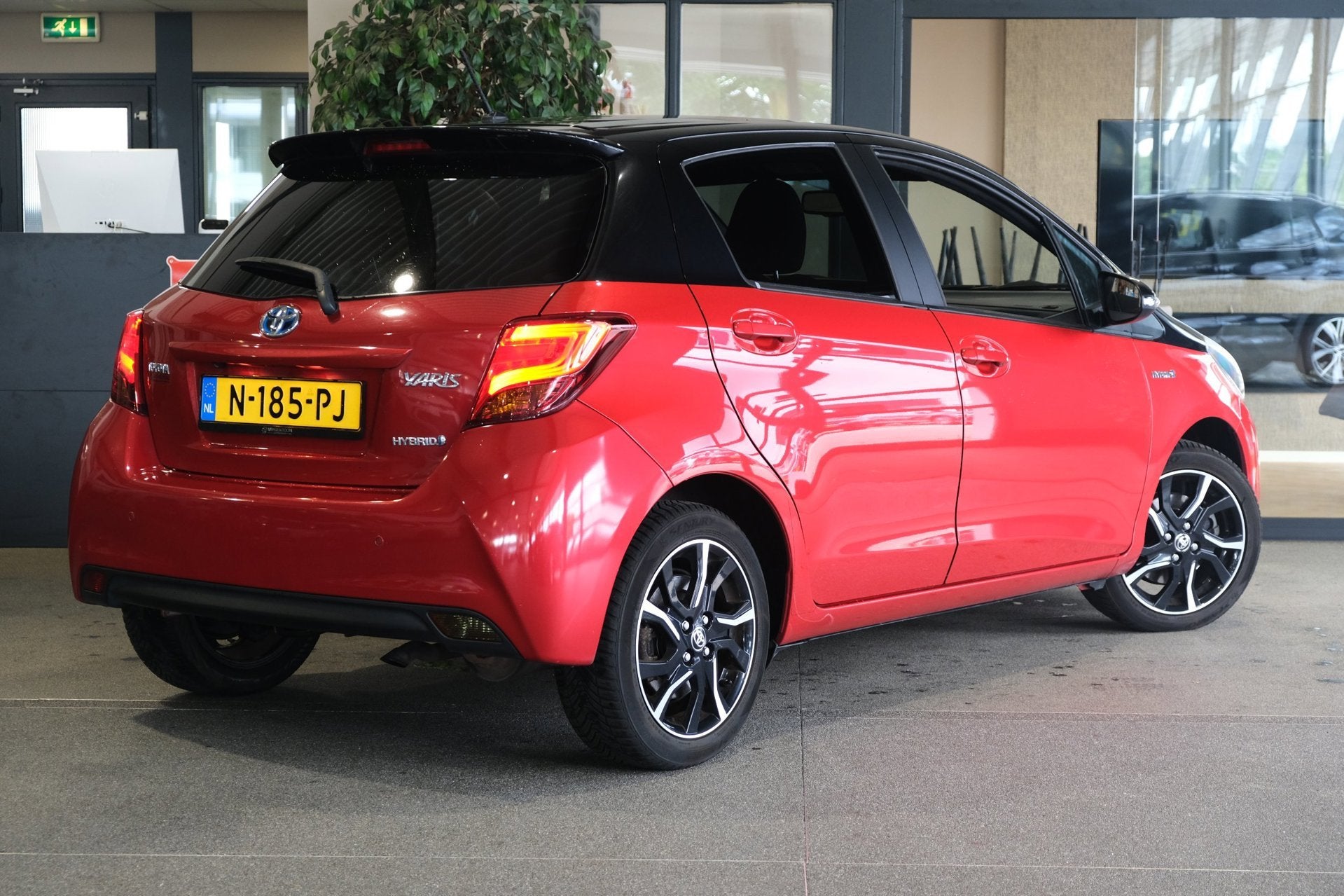 Toyota Yaris 1.5 Hybrid Dynamic Bi-Tone AUT Navi Cam Pdc Cru, Gebruikt, Euro 6, 4 cilinders, 1070 kg
