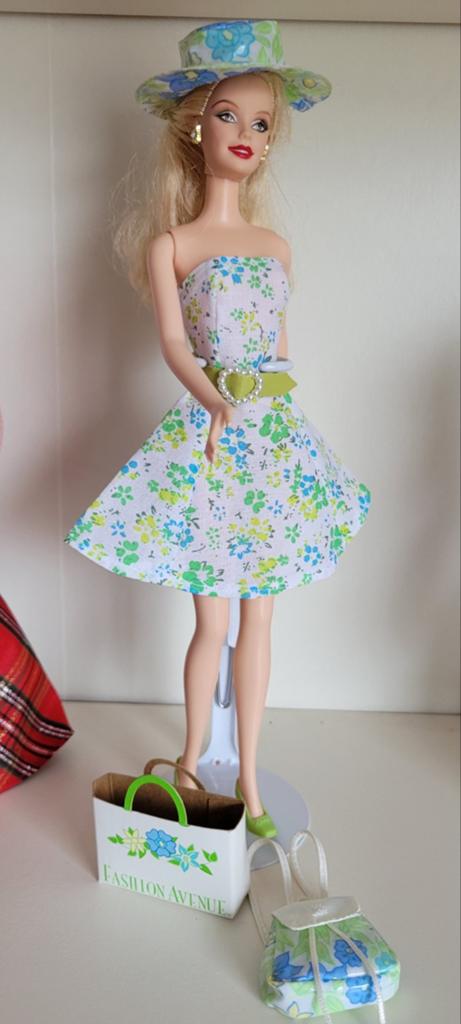 Barbie in zomers jurkje schoenen rugzak hoed en tas,, Ophalen of Verzenden, Zo goed als nieuw, Pop