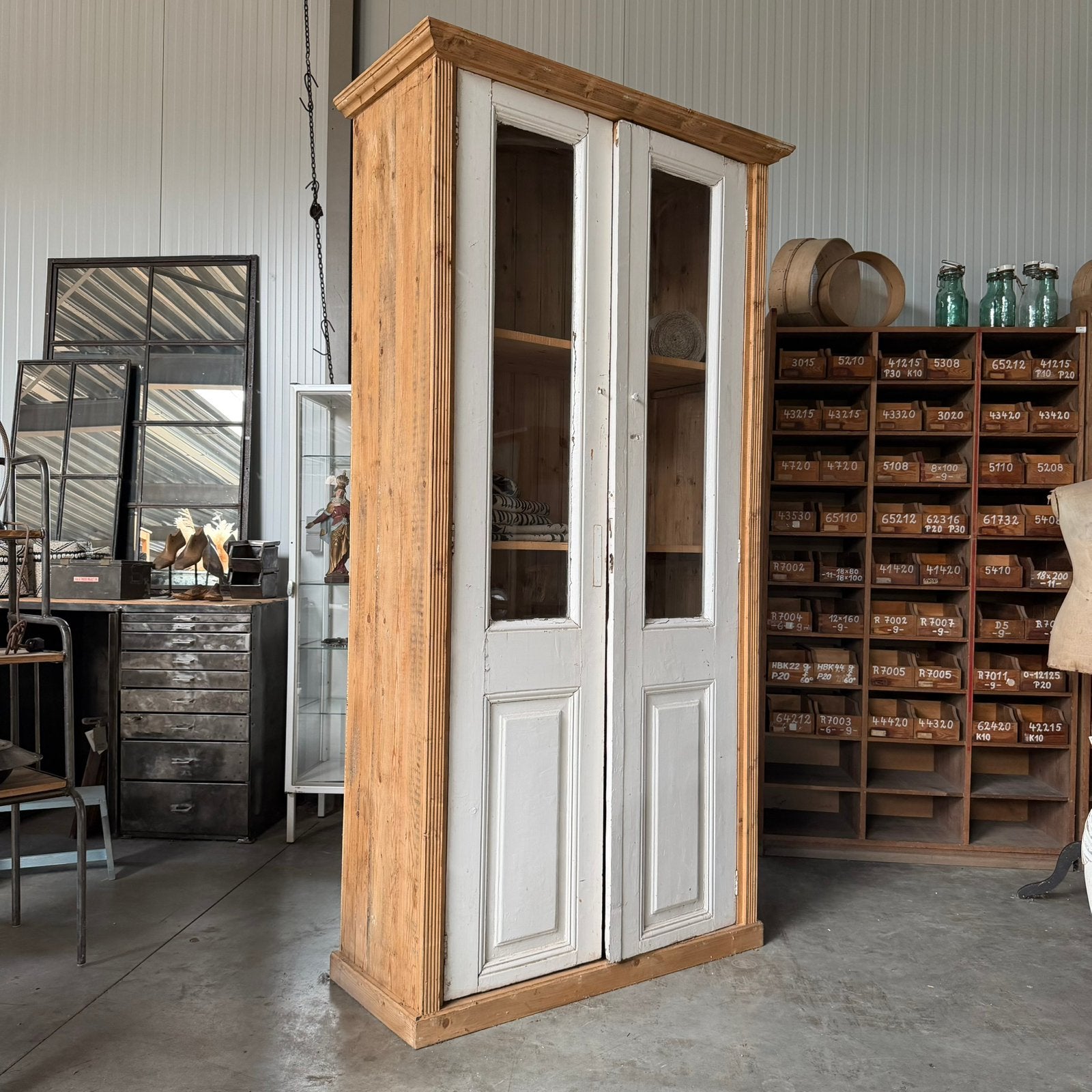 Oude landelijke kast, antieke luiken, broodkast, brocante, Ophalen