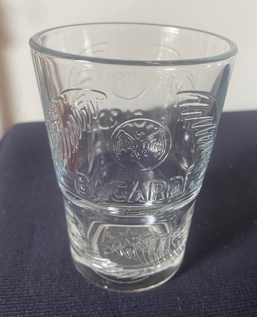 Groot Bacardi glas met verzwaarde bodem.Rondom print.H.11 cm, Ophalen of Verzenden, Zo goed als nieuw, Borrel- of Shotglas