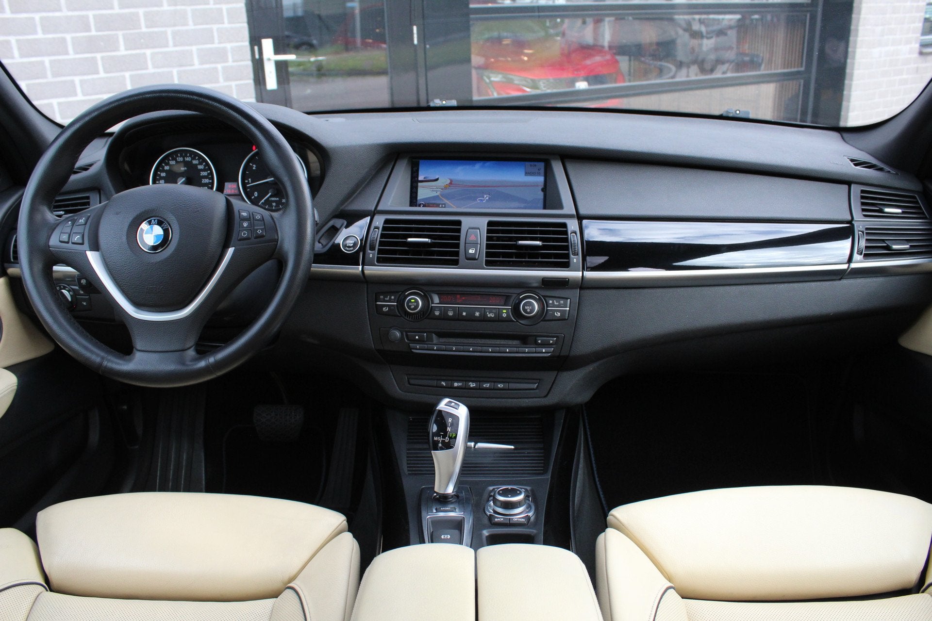 BMW X5 xDrive50i High Executive / ACC / Panoramadak / Softcl, Auto's, BMW, Euro 5, Stof, Met garantie (alle), Origineel Nederlands