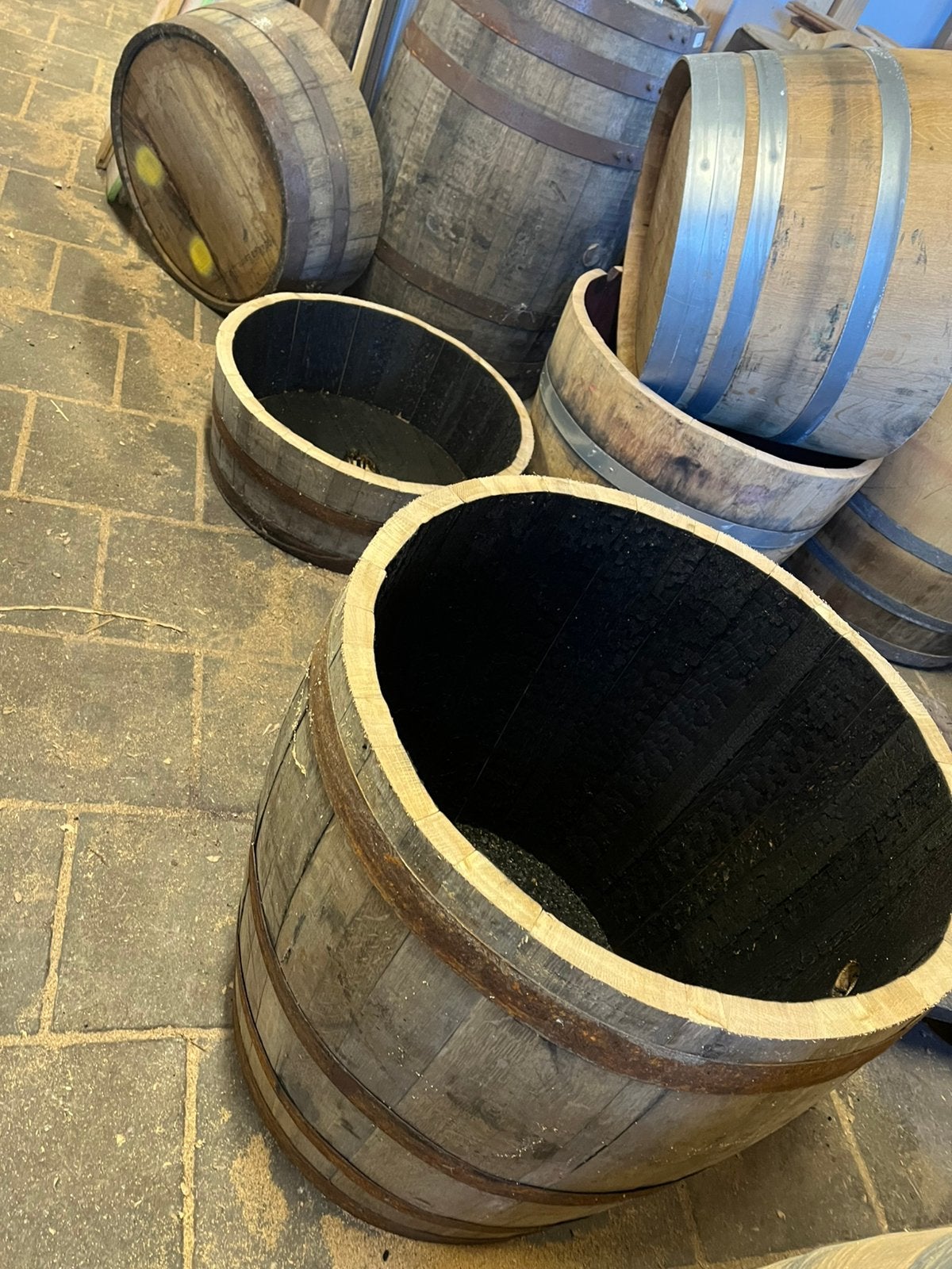 Houten bloembak half wijnvat whiskyvat palmboom vijvertje
