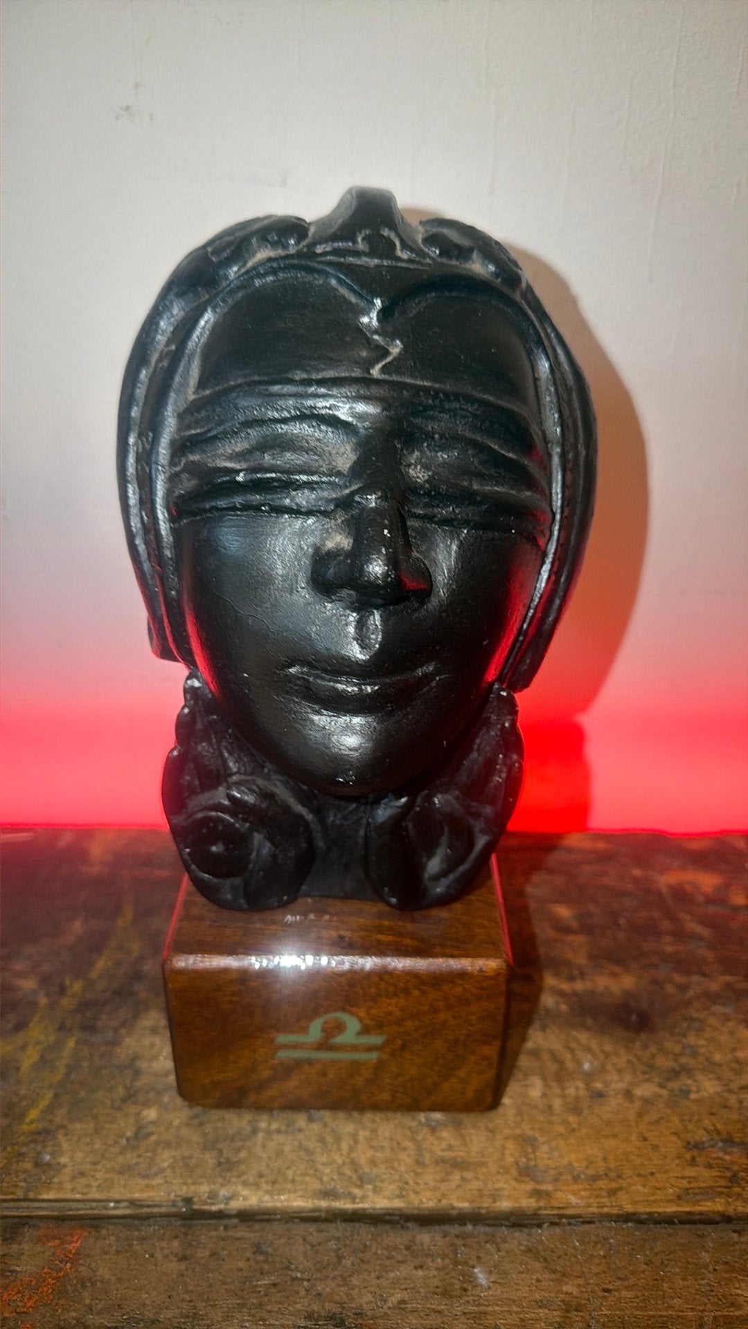 Aparte gesigneerde buste op houten blok, Antiek en Kunst, Ophalen of Verzenden