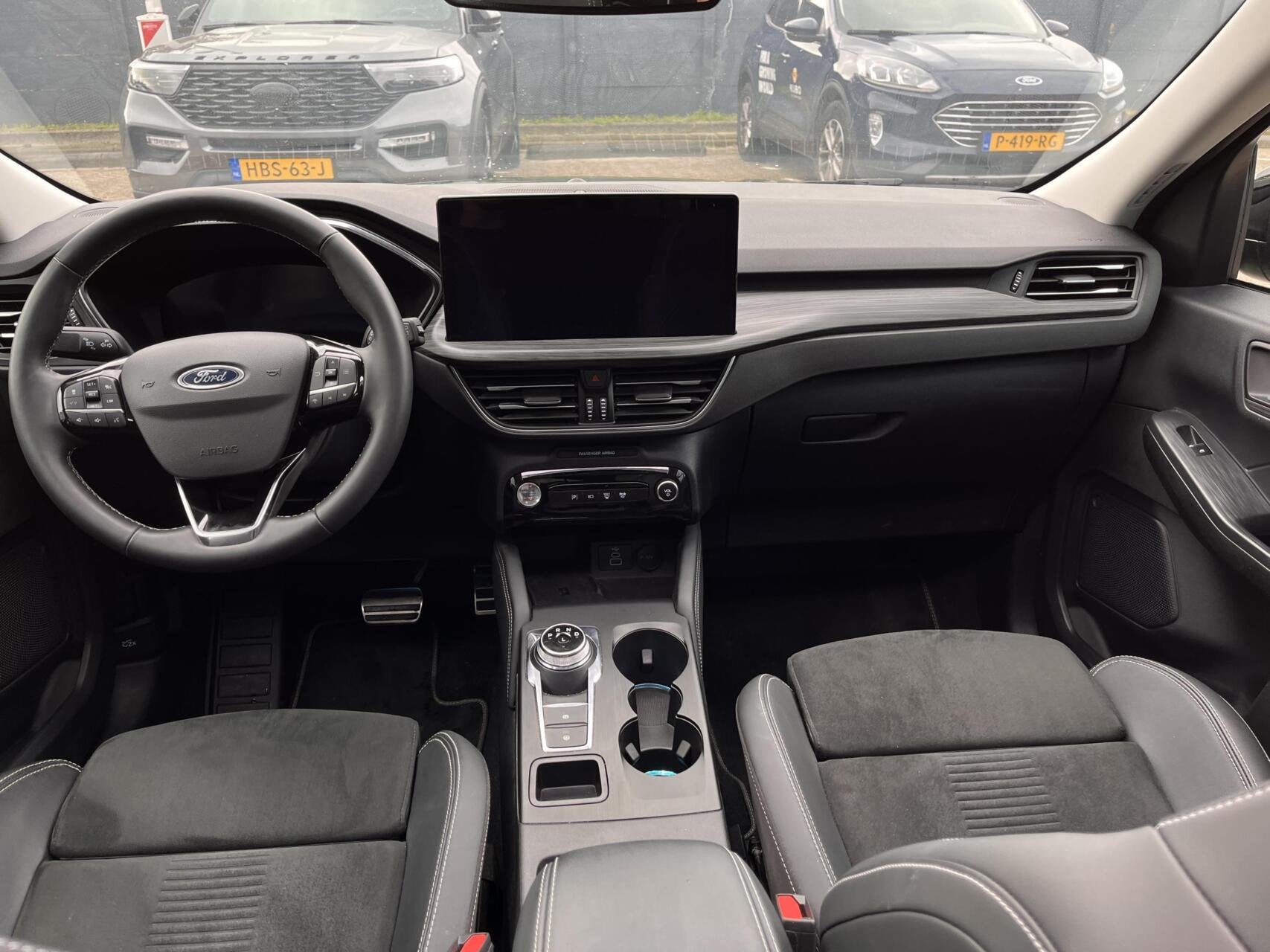 Foto 3 van Ford Kuga 2.5 PHEV Active X 243PK Panodak Winterpack Adaptie
