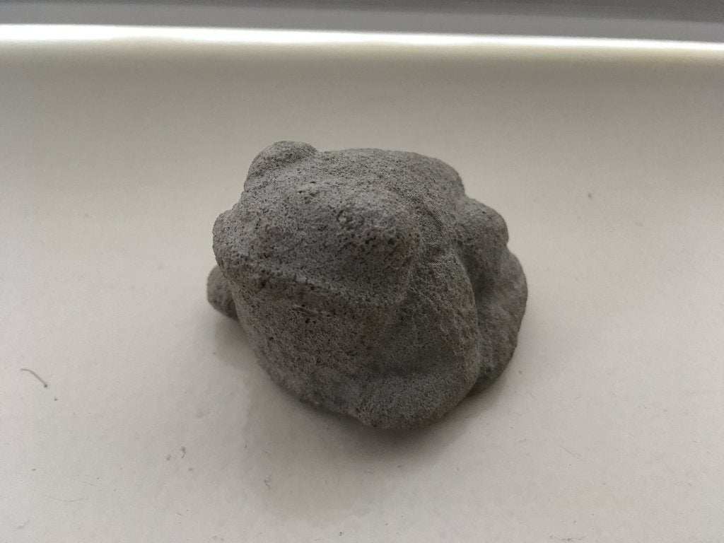 PK08 Leuk klein beeld van een pad. Beton look, Verzamelen, Beelden en Beeldjes, Ophalen of Verzenden, Gebruikt, Dier
