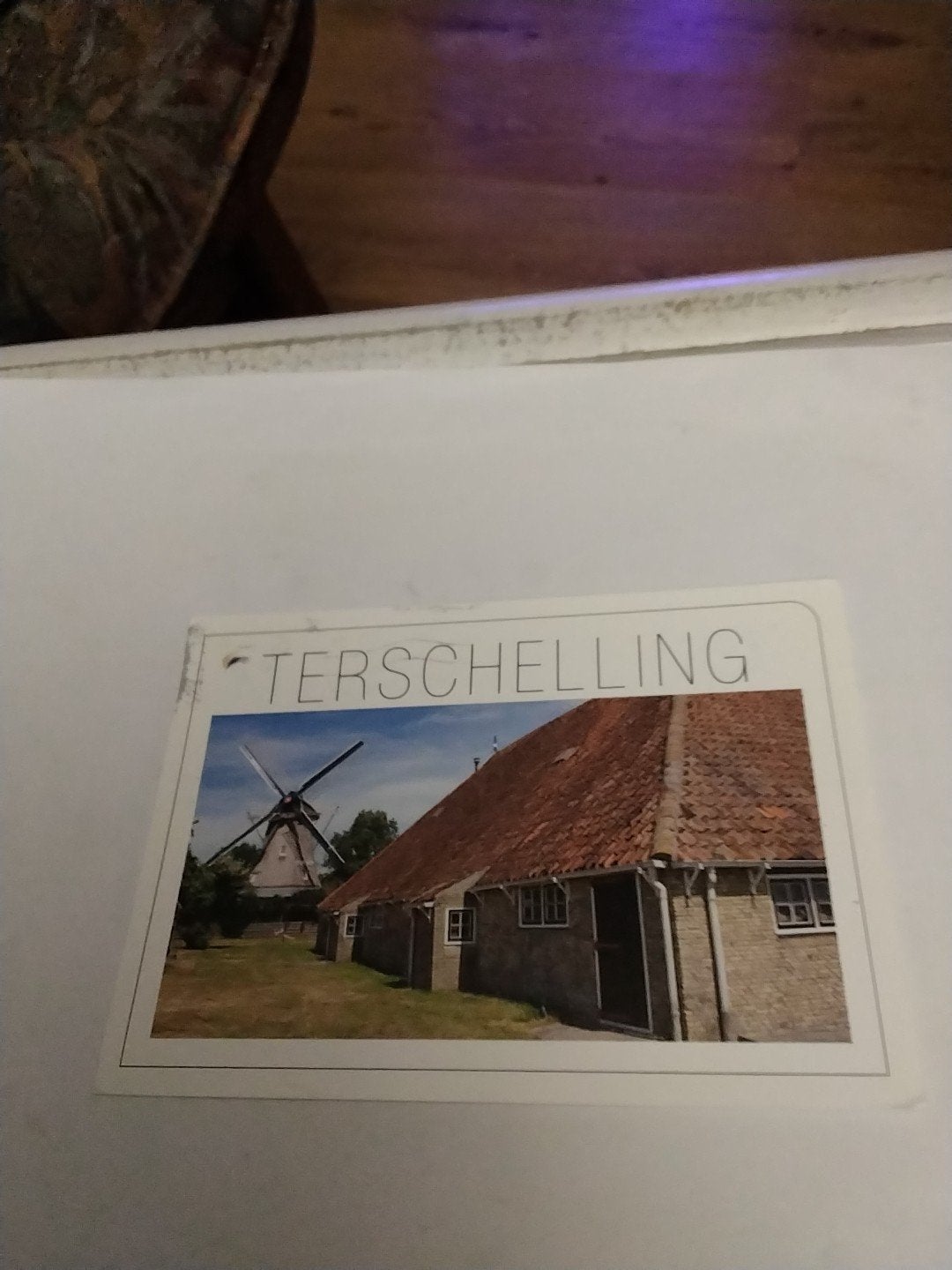 Ansichtkaart Terschelling met molen en boerderij, Verzamelen, Ophalen of Verzenden, 1980 tot heden, Gelopen, Waddeneilanden