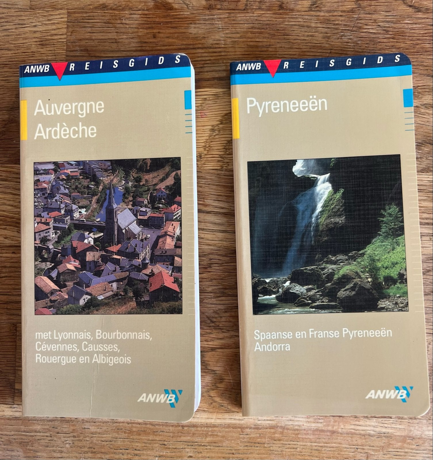 Set van 2 ANWB Reisgidsen: Pyreneeën + Auvergne Ardèche, Gelezen, Europa, Ophalen of Verzenden, Reisgids of -boek
