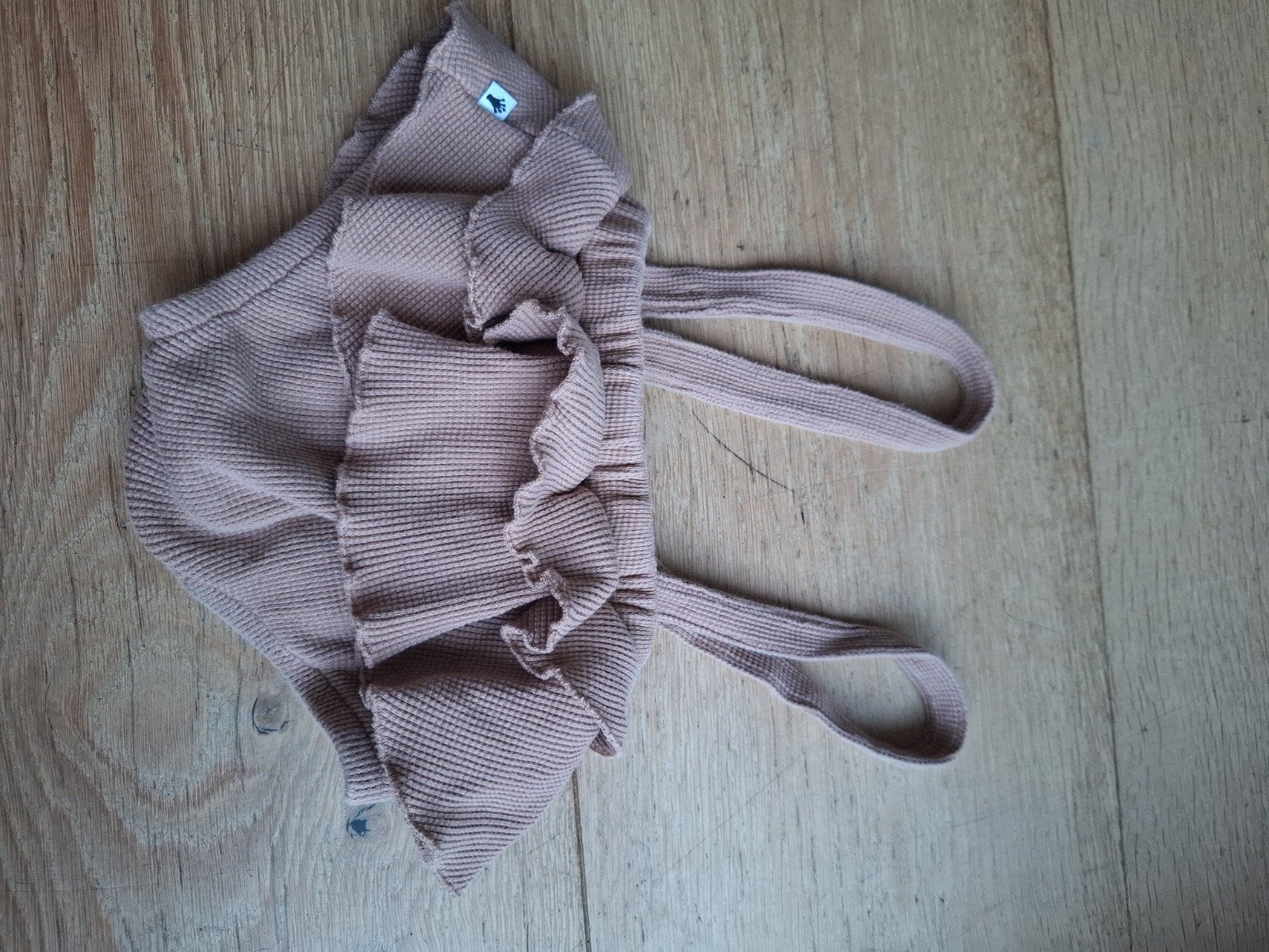 Schattig Klein geribbeld broekje met ruches, maat 74, Kinderen en Baby's, Babykleding | Maat 86, Klein, Gebruikt, Broekje, Jongetje of Meisje
