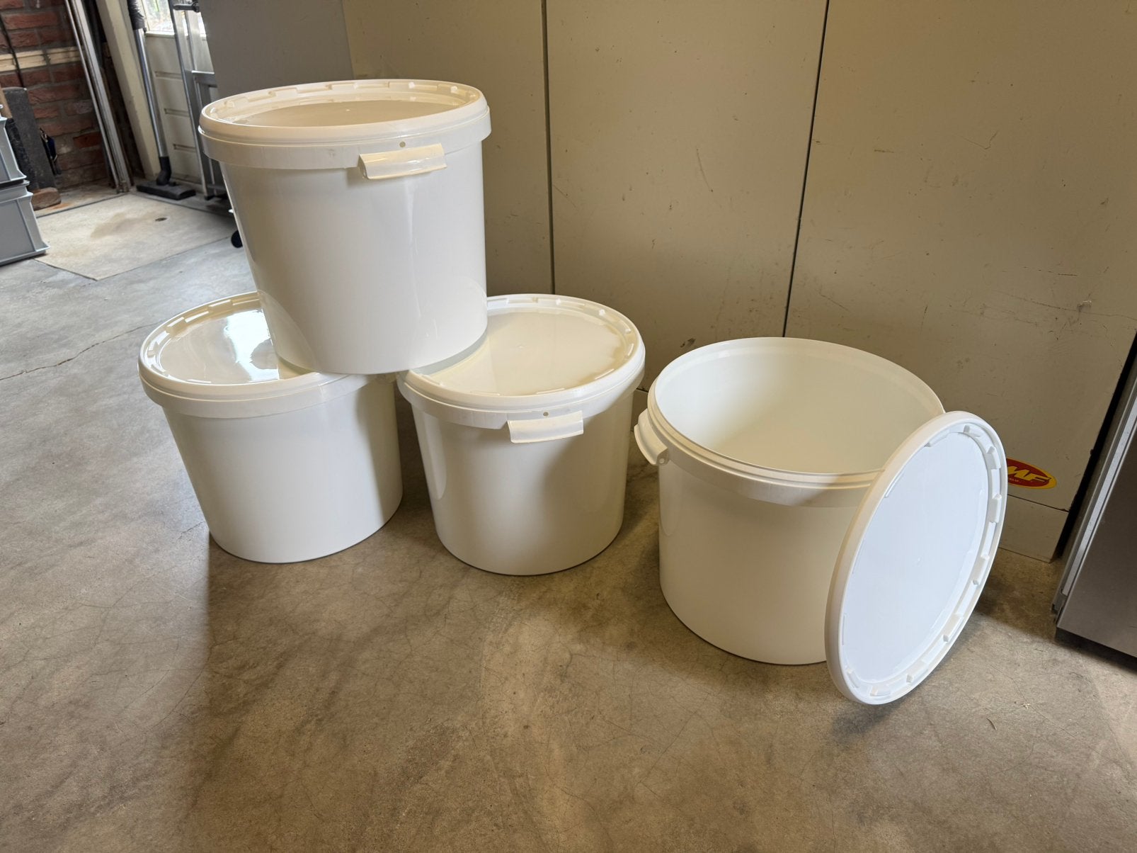 Nieuwe witte emmers 30 liter met deksel en 2 draaggrepen, Ophalen, Nieuw, Kunststof, Met deksel
