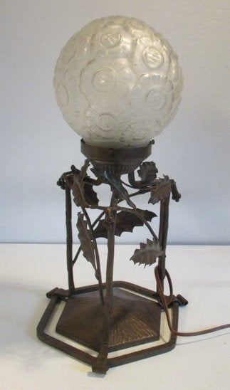 art deco smeedijzeren tafellamp met wit geperst glazen bol, Antiek en Kunst, Antiek | Lampen, Verzenden