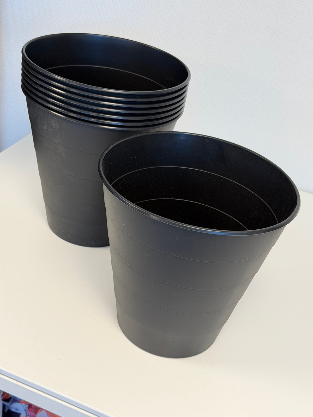 8x IKEA FNISS Prullenbak 10L Zwart – Afvalbak Plantenbak, 25 tot 40 cm, Kunststof, Rond, Nieuw