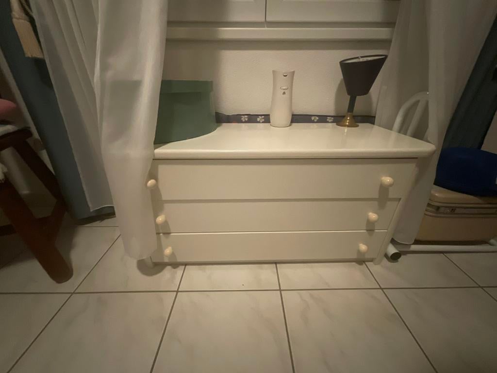 Te koop diverse witte nacht/slaapkamer kasten en spiegel, Ophalen, Zo goed als nieuw