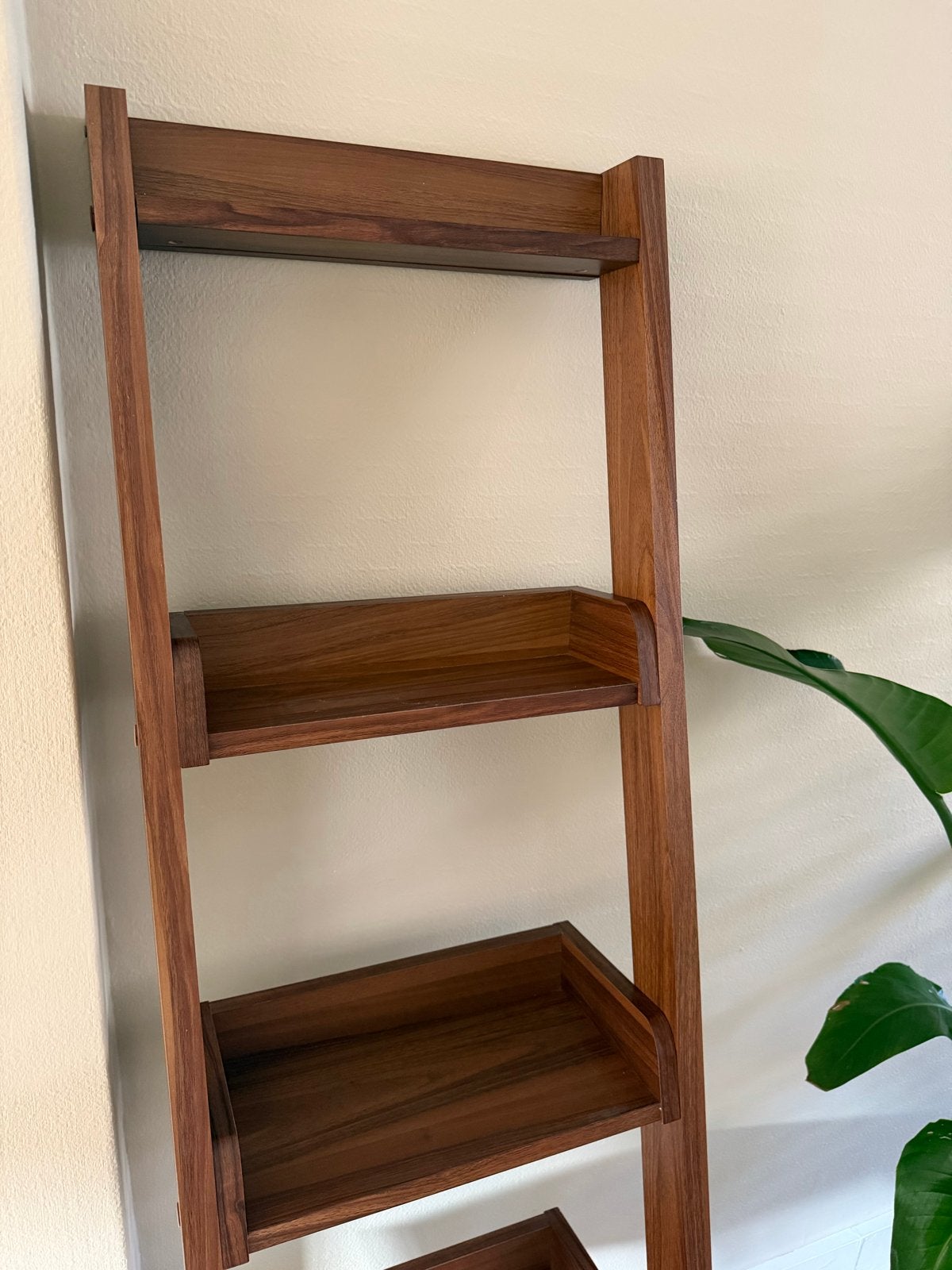 Stijlvolle houten ladderkast met 4 planken, Ophalen, Met plank(en), 50 tot 100 cm, Zo goed als nieuw