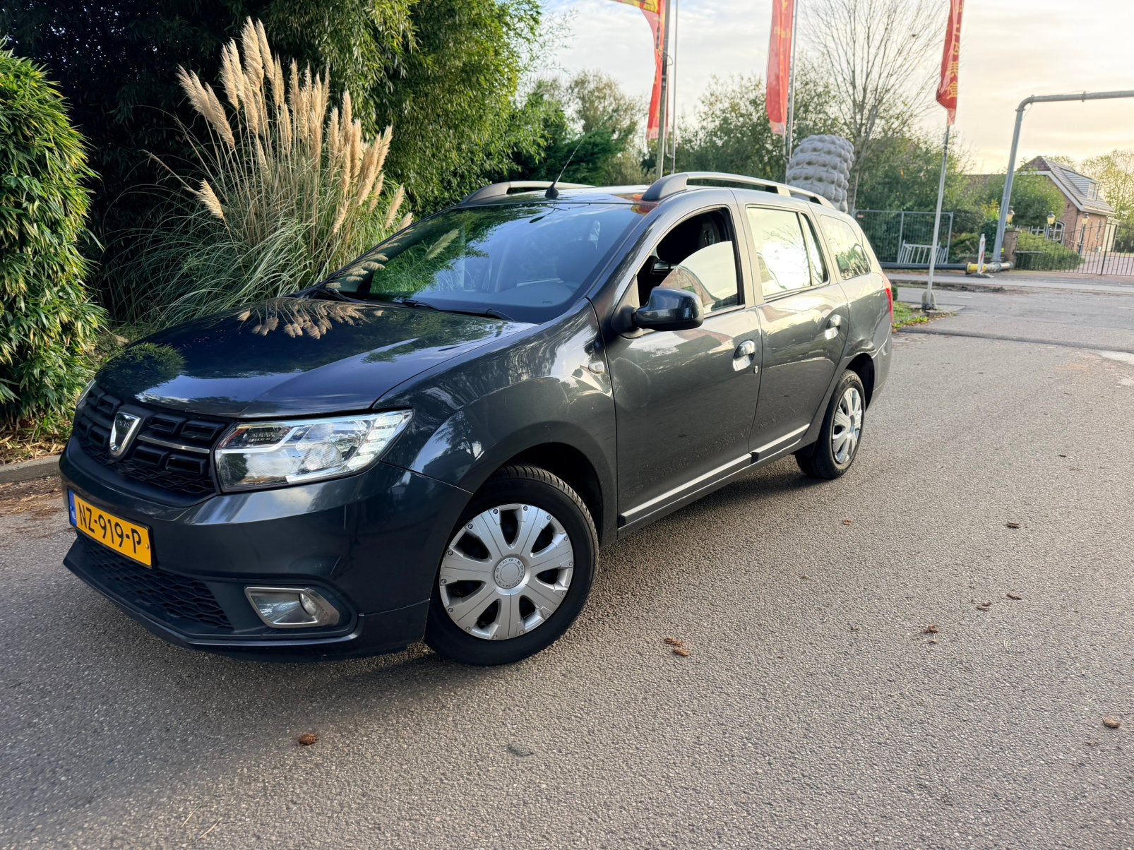Dacia Logan 0.9 66KW TCE MCV  Navigatie Camera 2e eigenaar, Auto's, Voorwielaandrijving, Stof, Zwart, Origineel Nederlands
