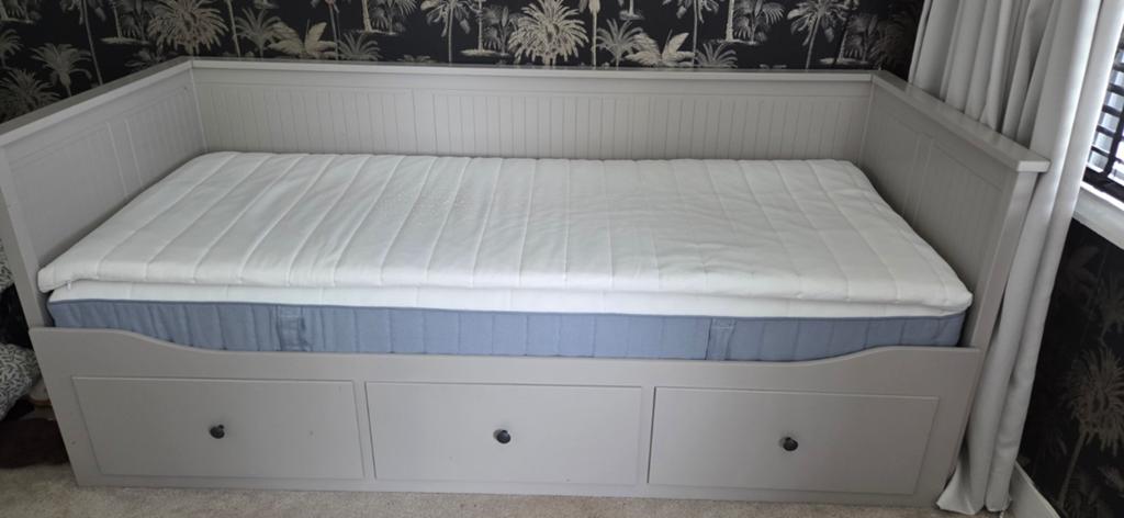 Ikea Hemnes bedbank met lades en matras, Huis en Inrichting, Slaapkamer | Bedden, Gebruikt, 90 cm, Eenpersoons, Ophalen of Verzenden