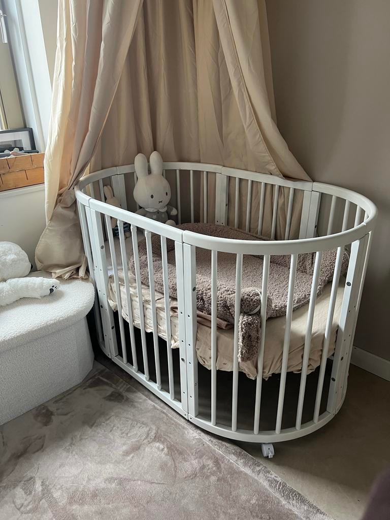 Rond/ovaal babybedje wit – meegroeibedje met matras, Ophalen, Zo goed als nieuw, Wieg