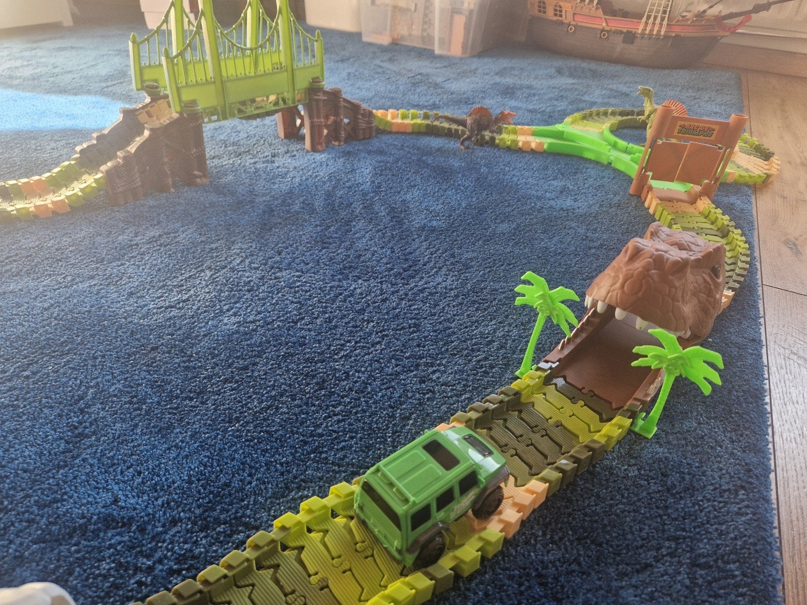 Dino Racebaan met Auto en Dinosaurus Figuren, Zelf te bouwen, Elektrisch, Ophalen, Overige merken