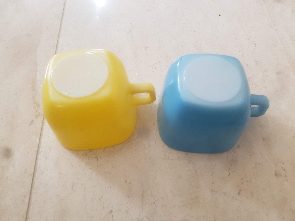 Set van 2 Vintage Vierkante arcopal Mokken - Geel en Blauw, Huis en Inrichting, Keuken | Servies, Verzenden, Vintage, Mok, Glas