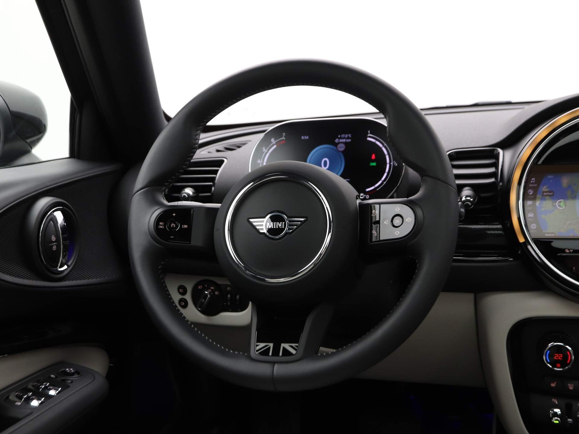 MINI Clubman Cooper Yours Aut. (bj 2023, automaat), 136 pk, Gebruikt, Zwart, 17 km/l