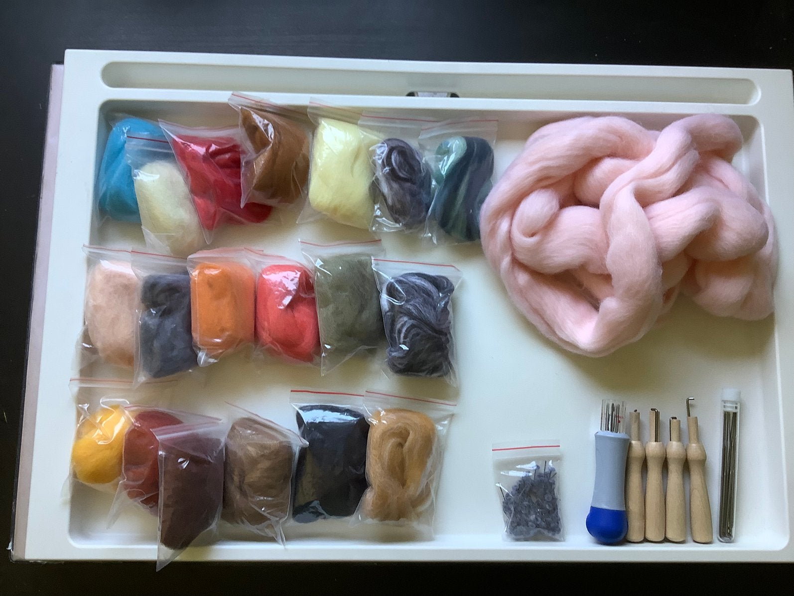 Pakket viltwol met 20 kleuren, naalden en zakje oogjes., Hobby en Vrije tijd, Vilt, Ophalen of Verzenden, Nieuw, Los Vilt, Wolvilt