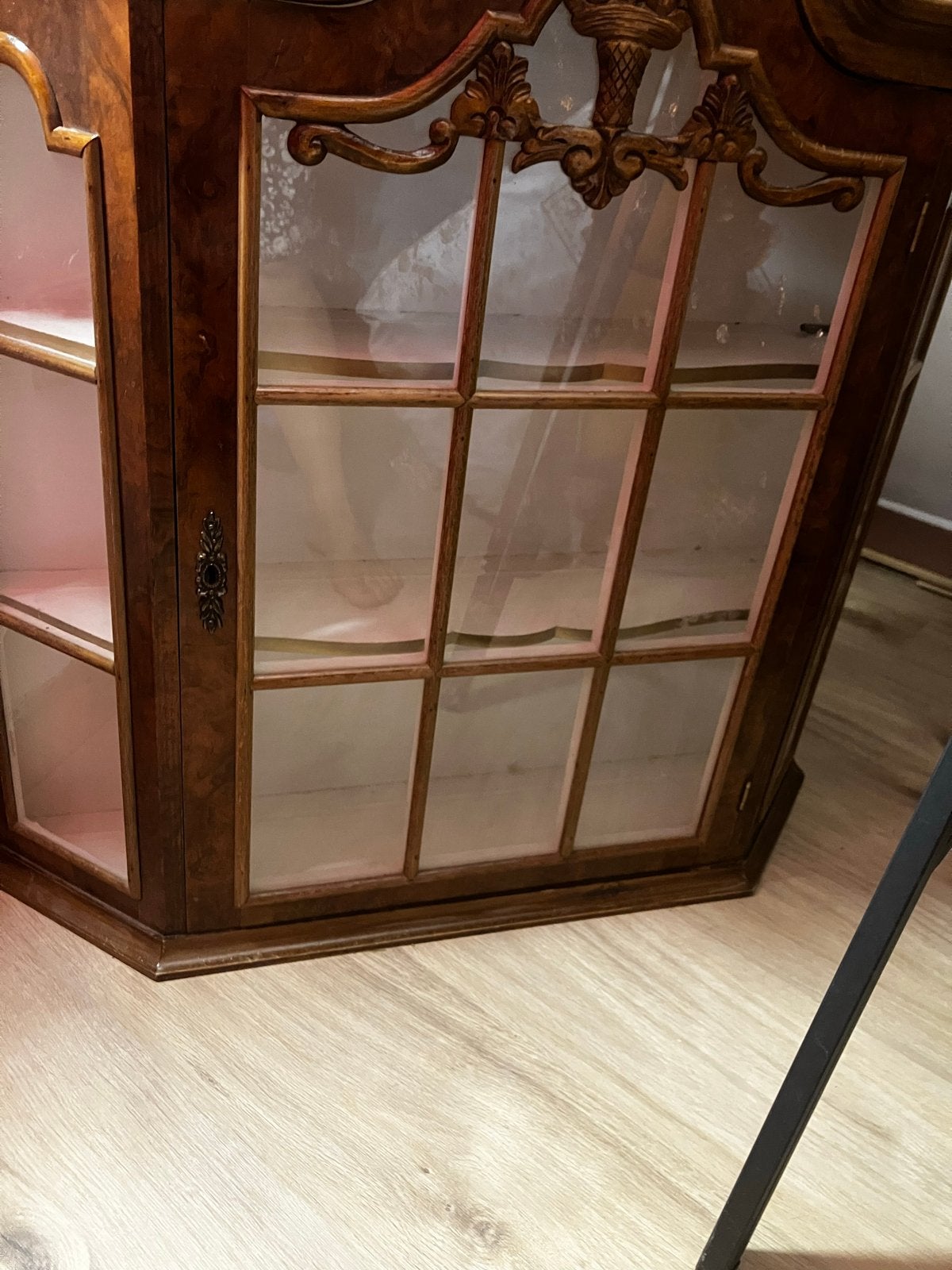 Antiek houten vitrinekastje voor aan de muur, Ophalen