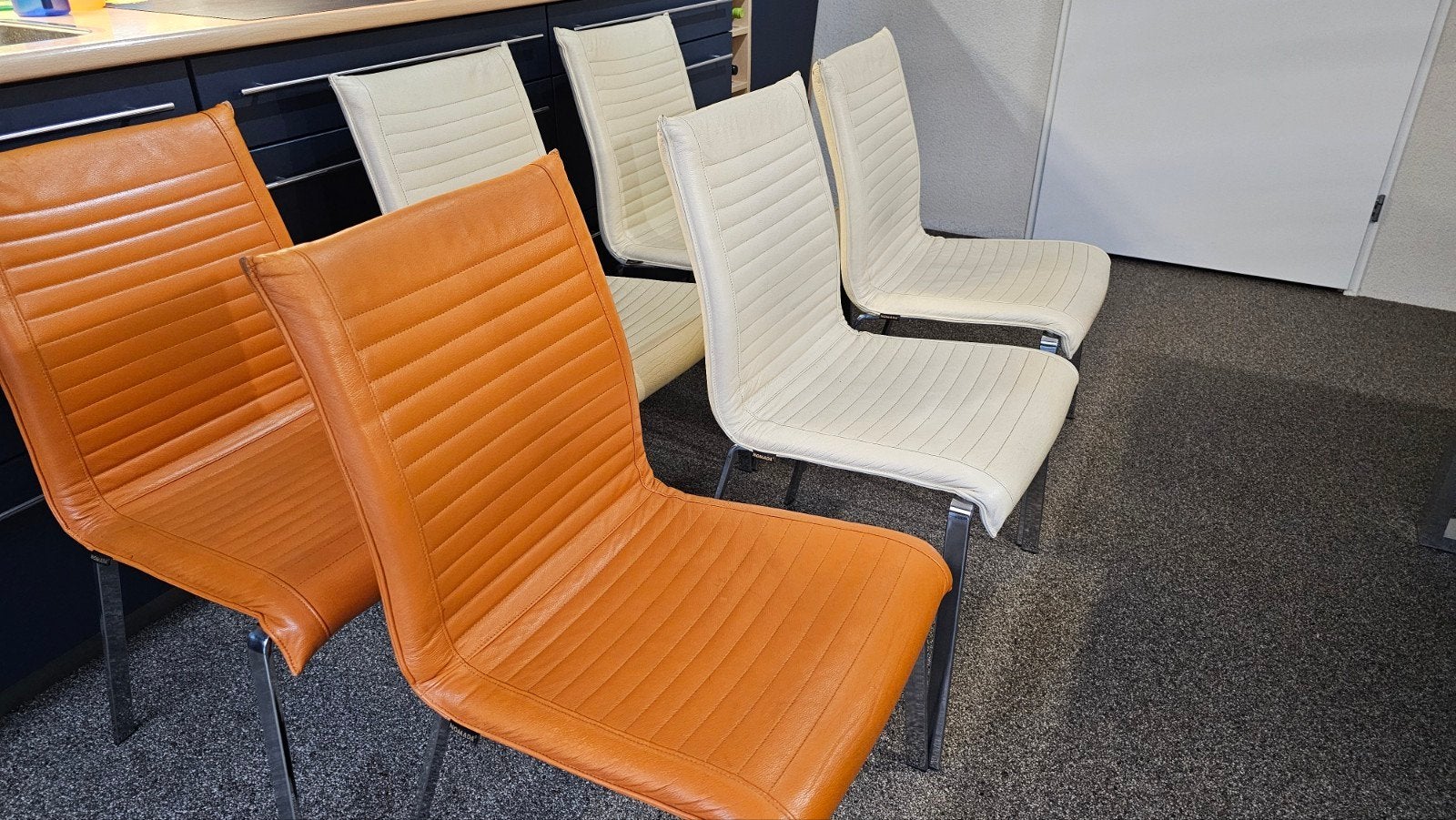 Nomad Set van 6 moderne eetkamerstoelen (2 oranje, 4 crème), Ophalen, Gebruikt, Overige kleuren, Kunststof