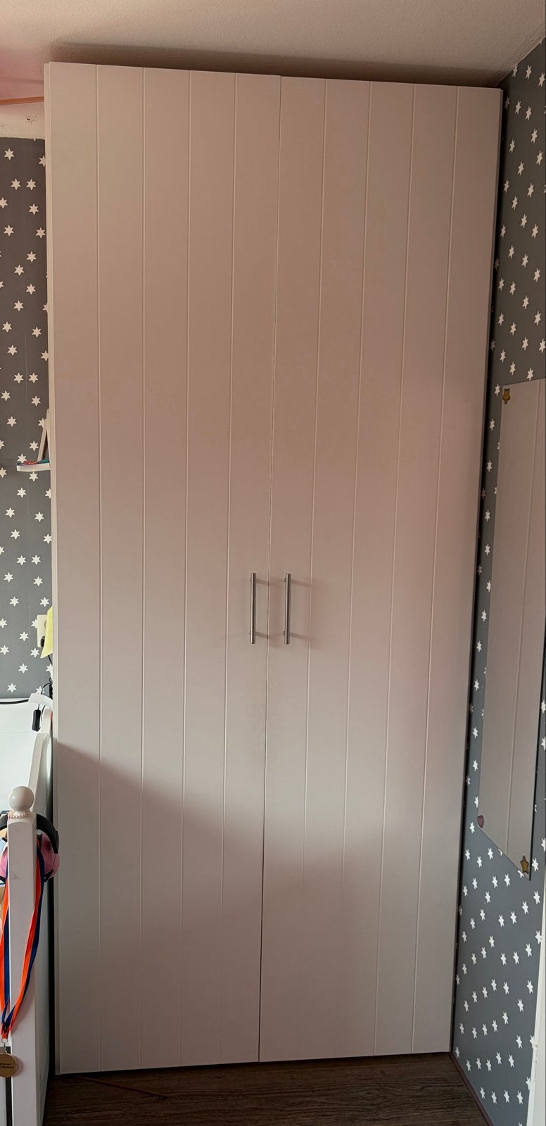 Mooie witte kast van LeenBakker (1 of 2 stuks), Huis en Inrichting, Kasten | Kledingkasten, Ophalen, 100 tot 150 cm, 200 cm of meer