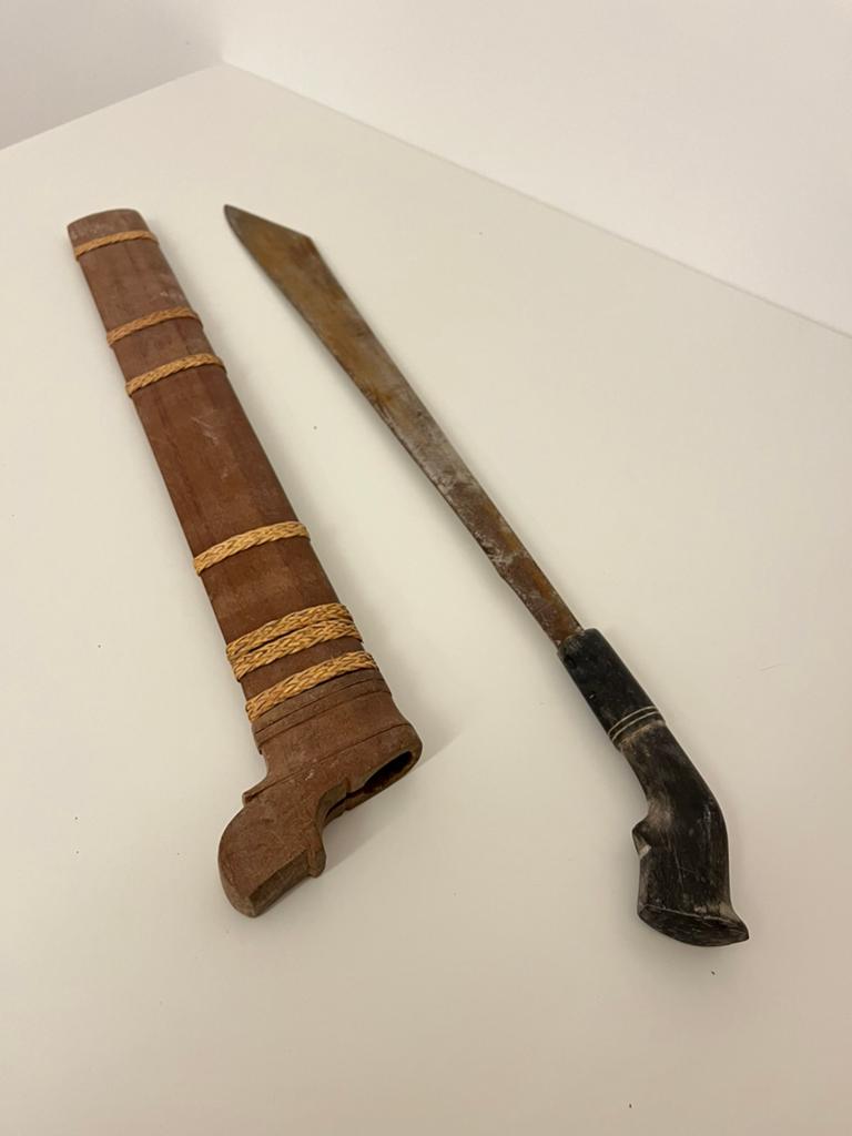 Antieke Dayak Parang Mandau – Tribaal Zwaard, Indonesië, Antiek en Kunst, Ophalen of Verzenden