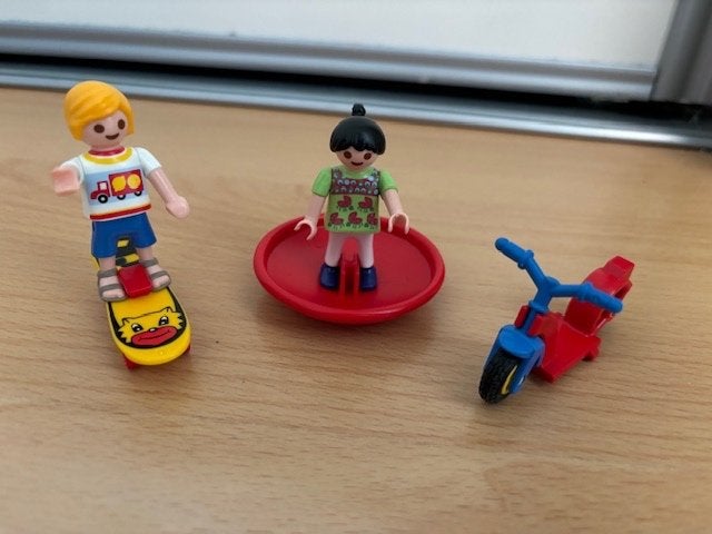 Playmobil kinderen met skateboard en fiets 4764, Complete set, Ophalen of Verzenden, Zo goed als nieuw, Figuren