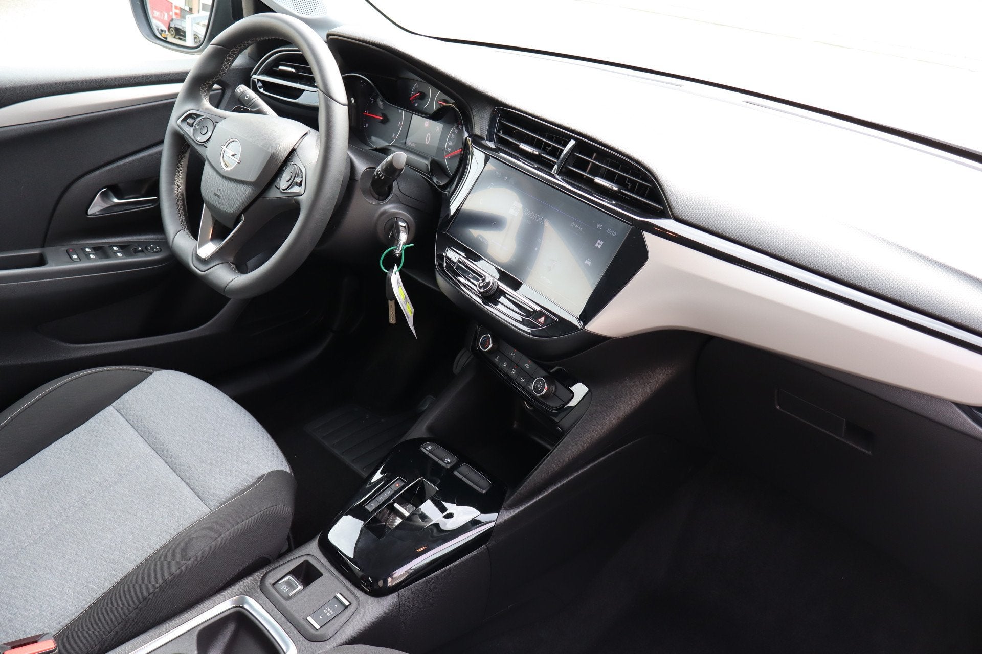 Foto 2 van Opel Corsa 1.2 Turbo Hybrid Automaat/Apple carplay/Lane assi